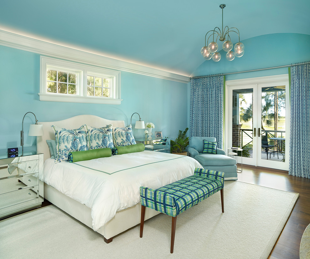 Klassisches Hauptschlafzimmer mit blauer Wandfarbe und dunklem Holzboden in Charleston