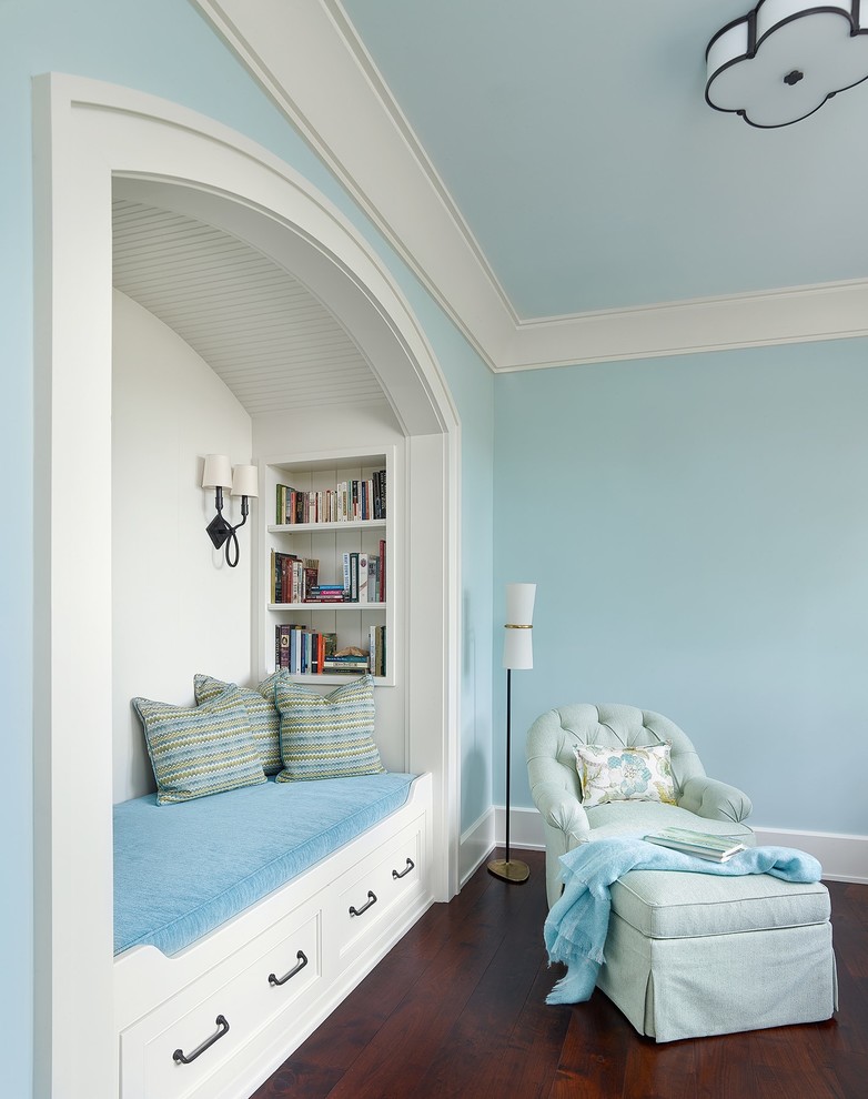 Modelo de dormitorio principal clásico renovado de tamaño medio con paredes beige y suelo de madera oscura