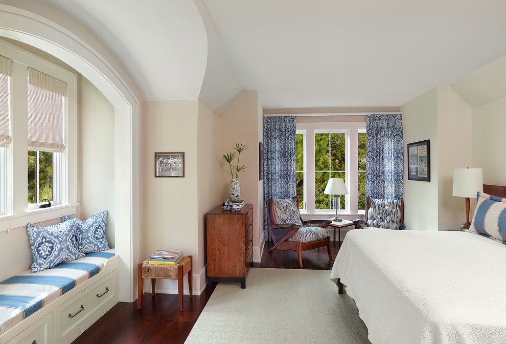 Diseño de habitación de invitados clásica renovada de tamaño medio con paredes beige y suelo de madera oscura