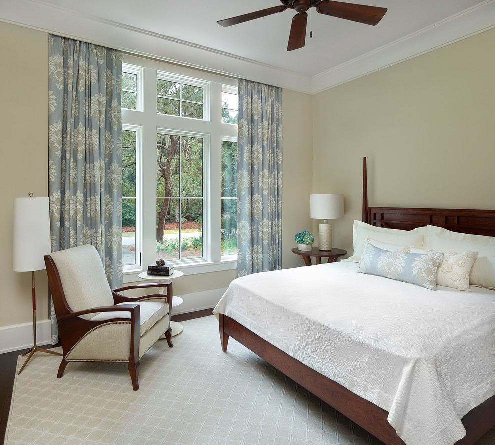 Foto de habitación de invitados tradicional renovada de tamaño medio con paredes beige, suelo de madera oscura y suelo beige