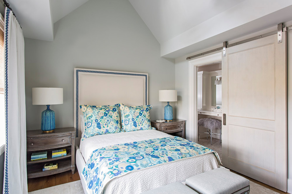 Пример оригинального дизайна: спальня в морском стиле с серыми стенами, темным паркетным полом и сводчатым потолком без камина