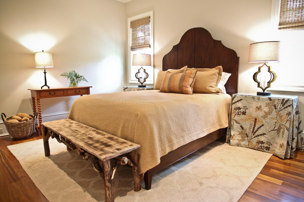 Diseño de dormitorio costero con paredes grises y suelo de madera en tonos medios