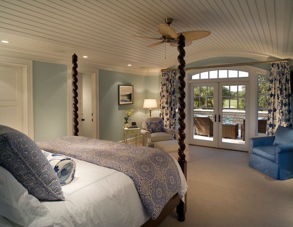 Mittelgroßes Klassisches Hauptschlafzimmer ohne Kamin mit blauer Wandfarbe und Teppichboden in Charleston
