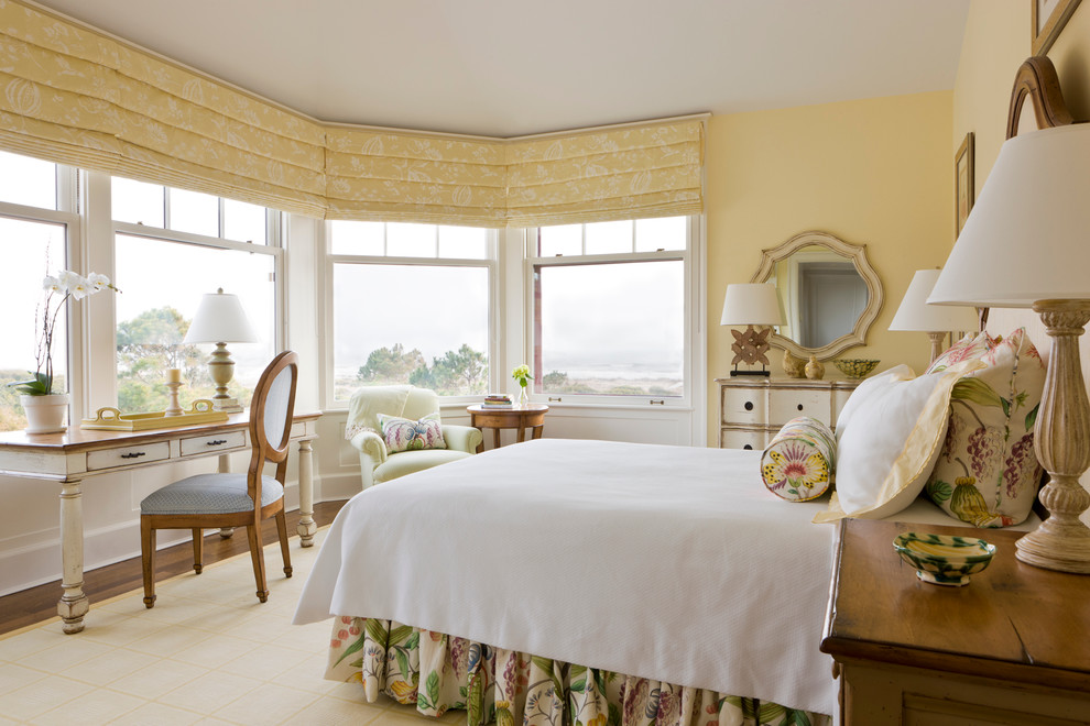 Стильный дизайн: гостевая спальня среднего размера, (комната для гостей) в классическом стиле с желтыми стенами, паркетным полом среднего тона и коричневым полом без камина - последний тренд