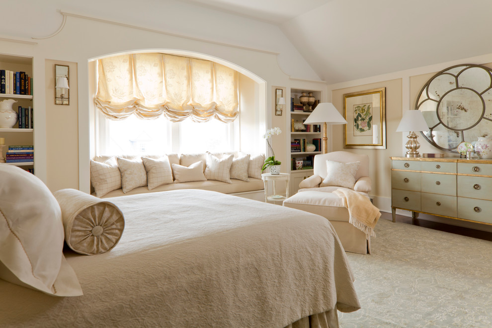 На фото: хозяйская спальня среднего размера: освещение в классическом стиле с бежевыми стенами, паркетным полом среднего тона и коричневым полом без камина