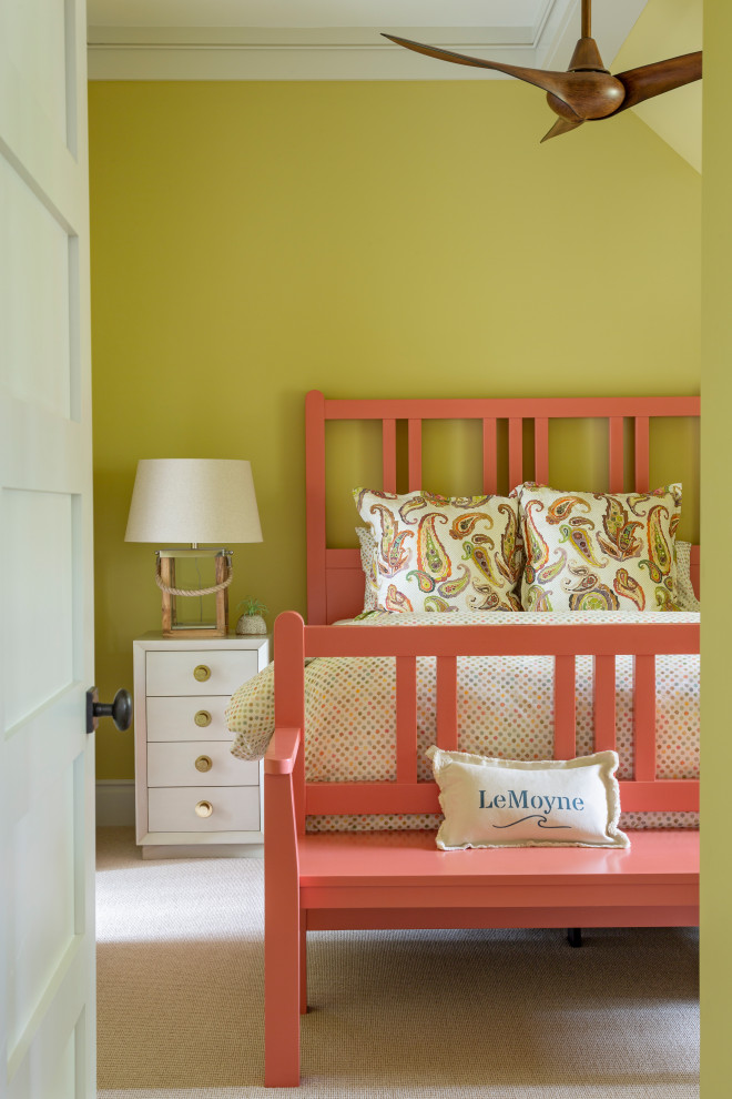 Ispirazione per una camera da letto stile marino con pareti verdi, moquette e pavimento beige