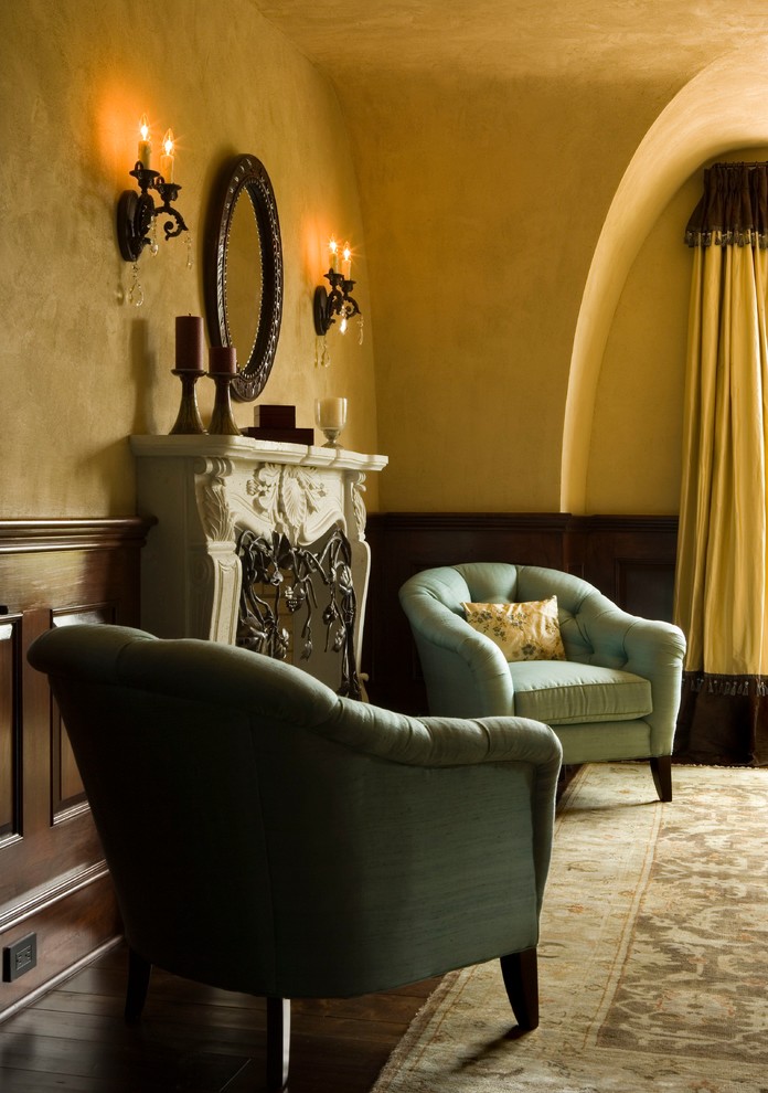 チャールストンにあるトラディショナルスタイルのおしゃれな主寝室 (黄色い壁、濃色無垢フローリング、標準型暖炉、漆喰の暖炉まわり)