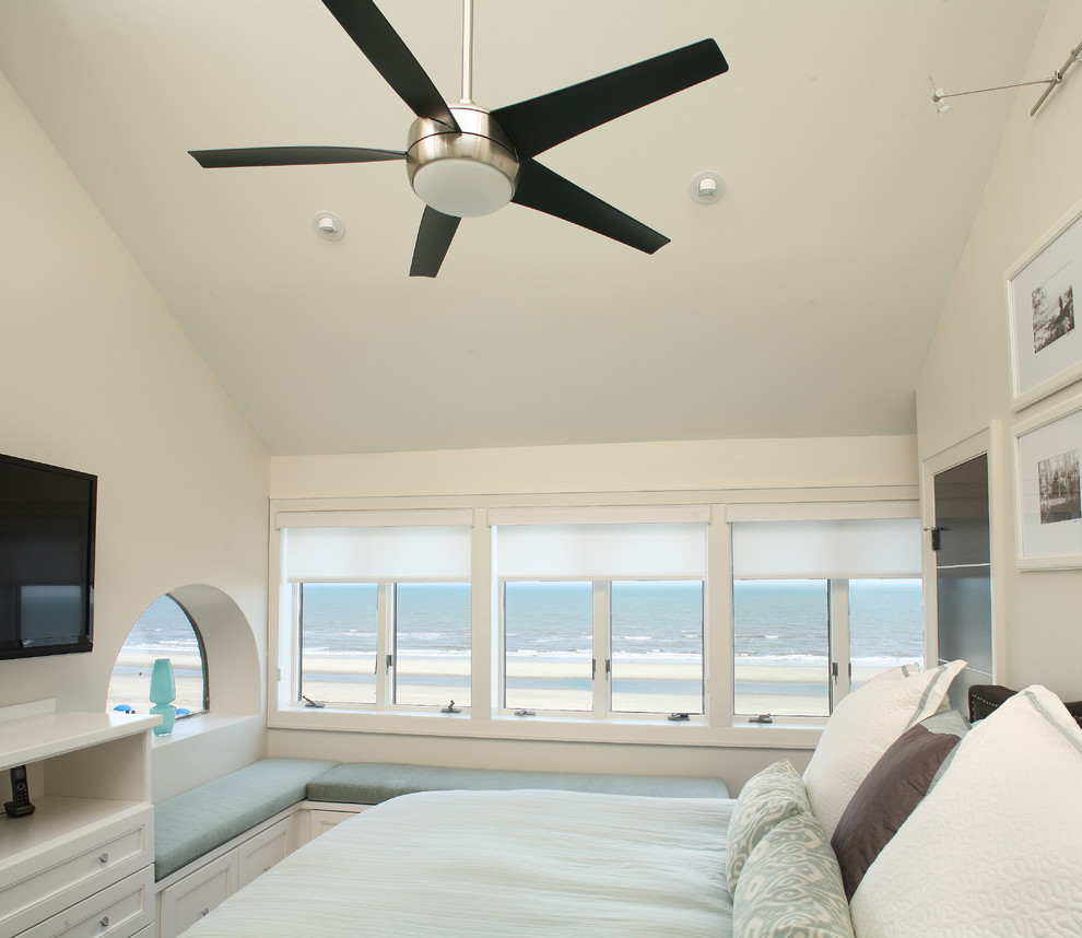 Immagine di una camera da letto costiera con pareti beige