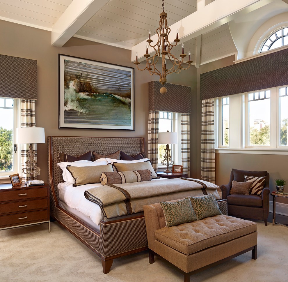 Идея дизайна: спальня в классическом стиле с коричневыми стенами и темным паркетным полом