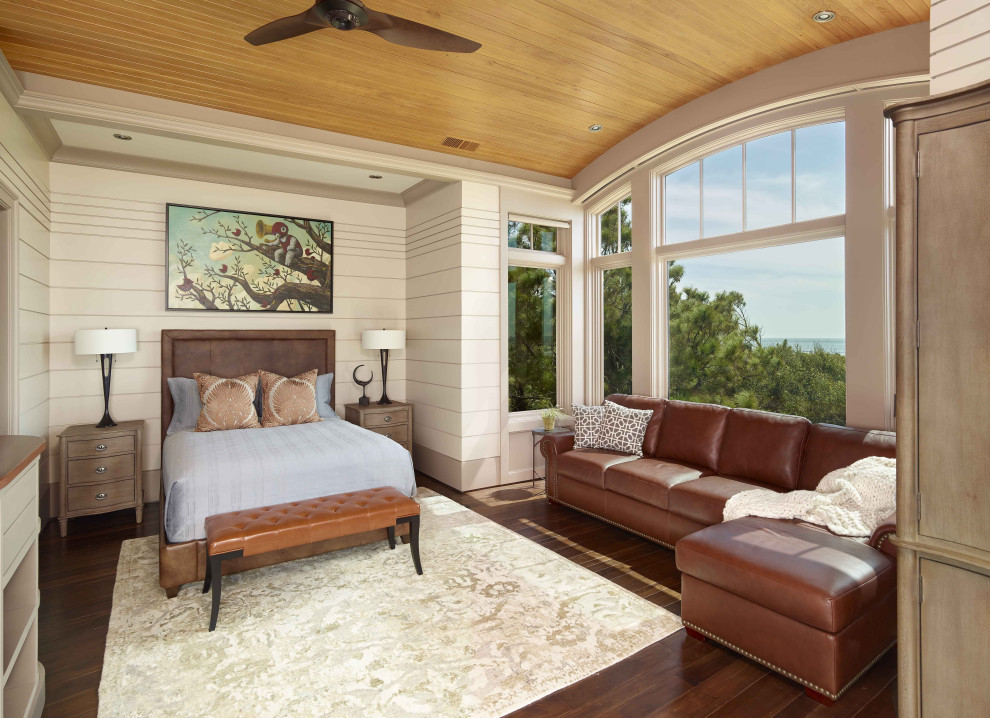 Immagine di una camera da letto costiera con pareti bianche, parquet scuro, nessun camino, soffitto in legno e pareti in perlinato