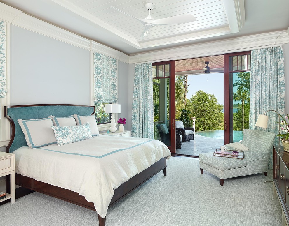 На фото: большая хозяйская спальня в стиле неоклассика (современная классика) с серыми стенами, ковровым покрытием и синим полом