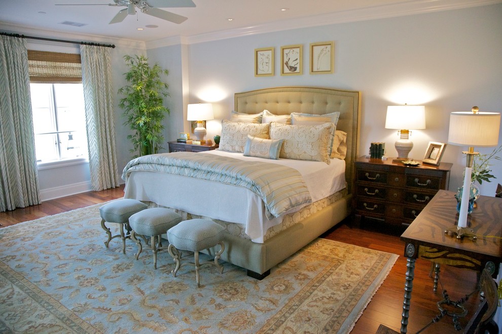 チャールストンにある広いトラディショナルスタイルのおしゃれな主寝室 (青い壁、無垢フローリング、暖炉なし、茶色い床) のインテリア