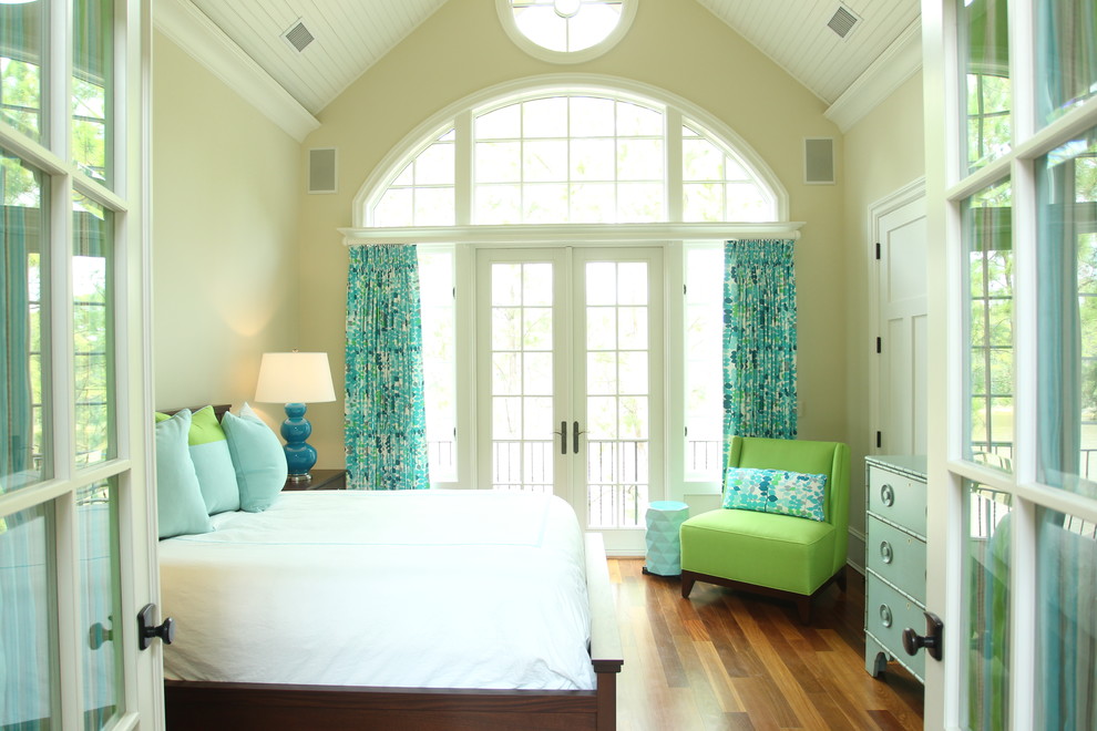Diseño de dormitorio costero con paredes beige y suelo de madera en tonos medios