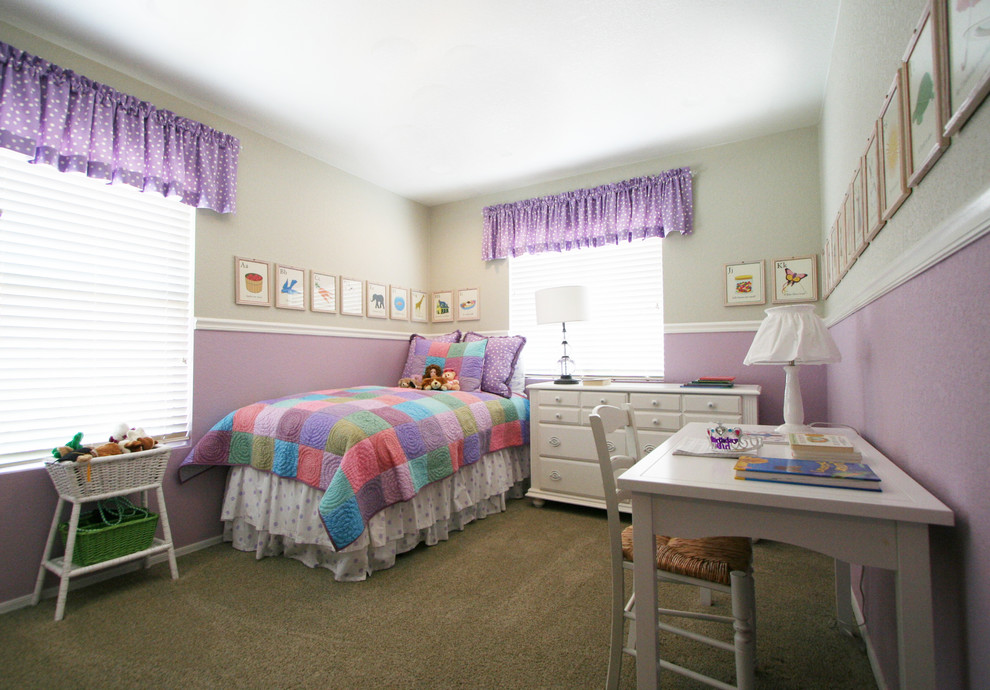 Modern inredning av ett sovrum, med lila väggar och heltäckningsmatta