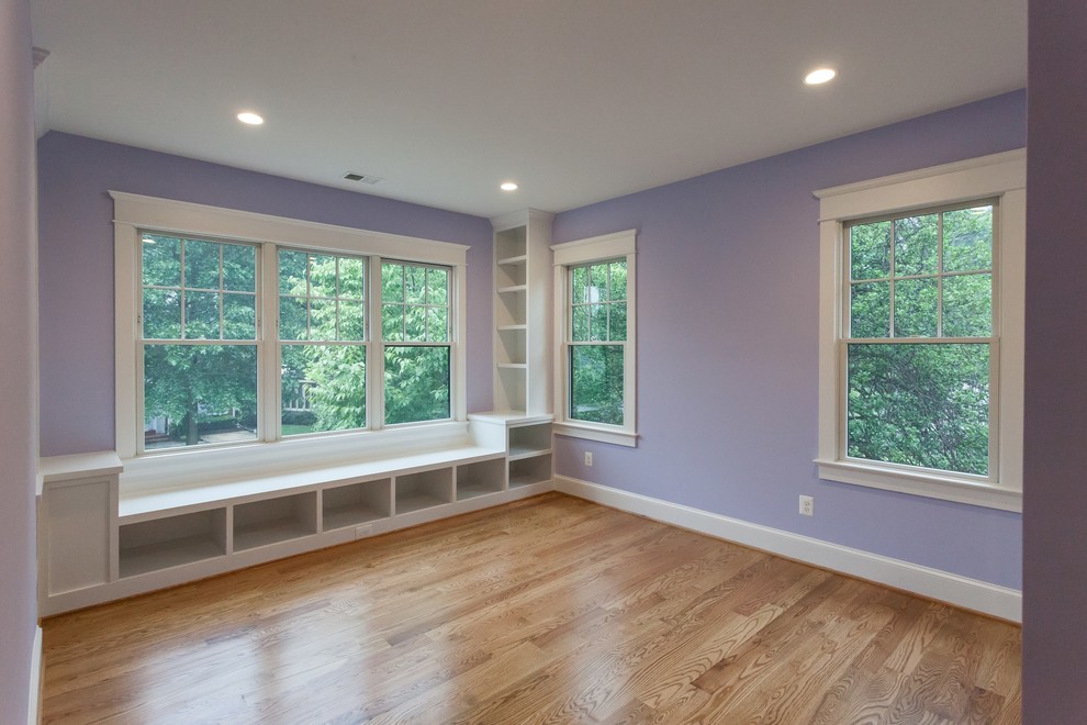 Esempio di una camera da letto country con pareti viola, parquet chiaro e pavimento beige