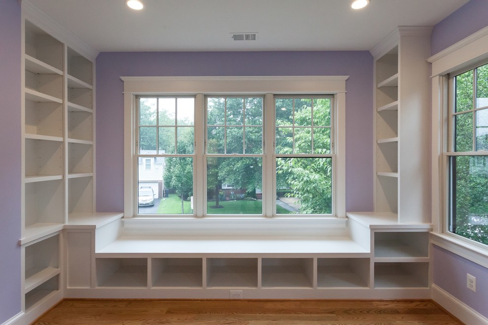 Ispirazione per una camera da letto country con pareti viola, parquet chiaro e pavimento beige