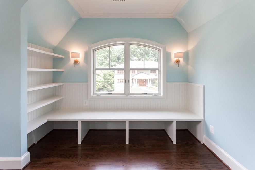 Exemple d'une chambre chic avec un mur bleu, un sol en bois brun et un sol marron.