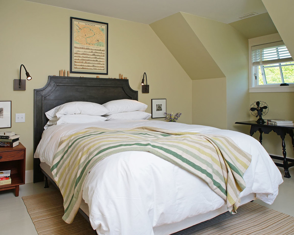 Mittelgroßes Landhaus Schlafzimmer ohne Kamin mit beiger Wandfarbe und gebeiztem Holzboden in Boston
