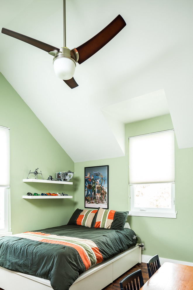 Idéer för att renovera ett funkis sovrum, med gröna väggar, mörkt trägolv och brunt golv