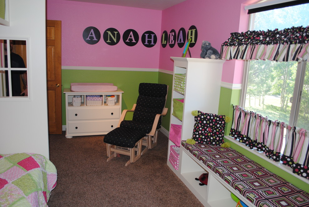Foto på ett mellanstort eklektiskt sovrum, med rosa väggar och heltäckningsmatta
