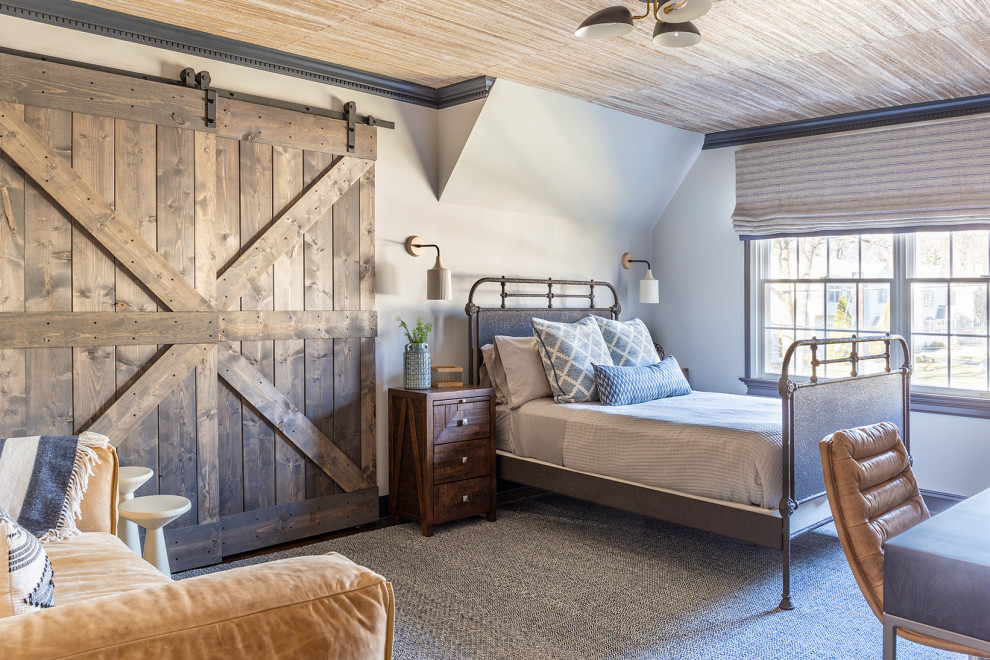 Country Schlafzimmer mit Teppichboden, grauem Boden, Tapetendecke und grauer Wandfarbe in New York