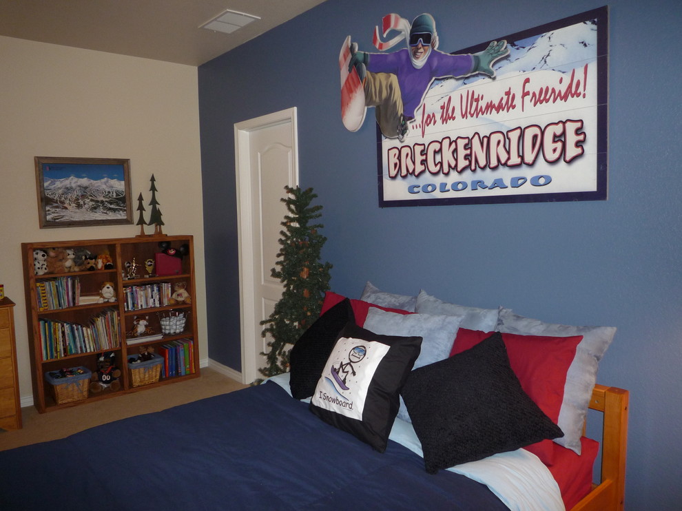 Идея дизайна: гостевая спальня среднего размера, (комната для гостей) в классическом стиле с синими стенами и ковровым покрытием