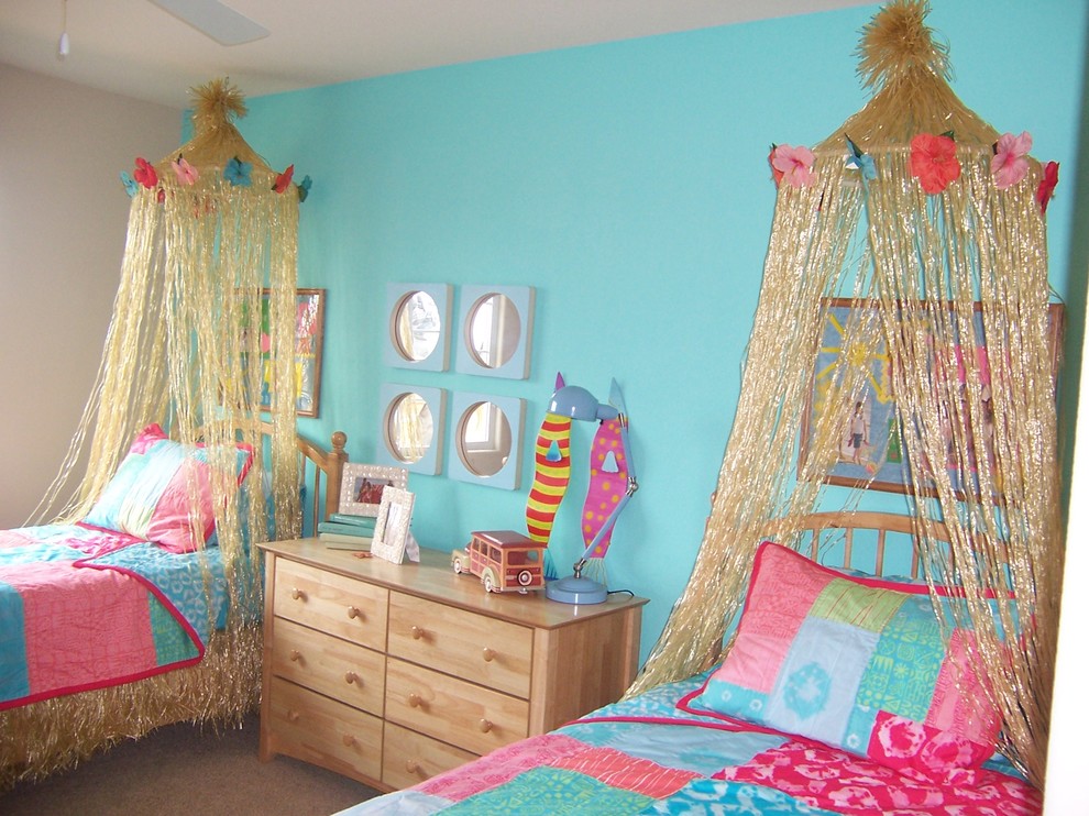 На фото: гостевая спальня среднего размера, (комната для гостей) в классическом стиле с синими стенами и ковровым покрытием с
