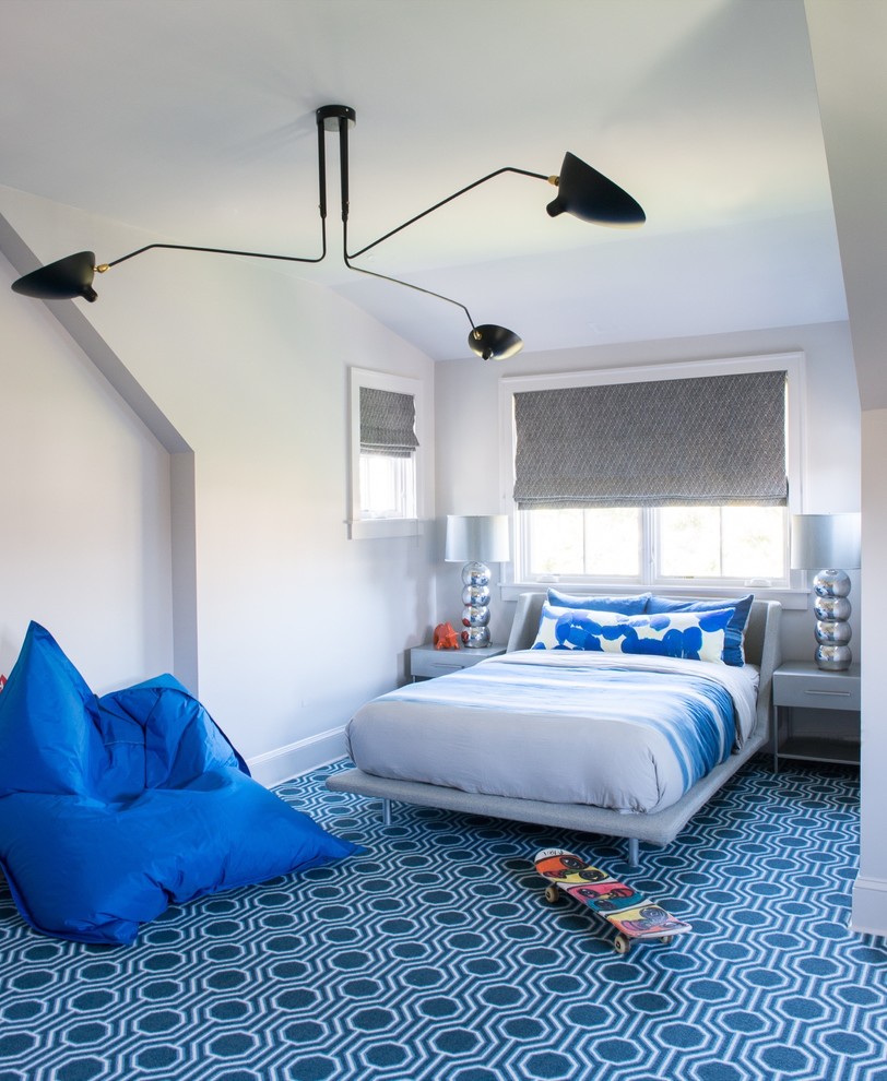 Klassisches Schlafzimmer mit grauer Wandfarbe, Teppichboden und blauem Boden in New York
