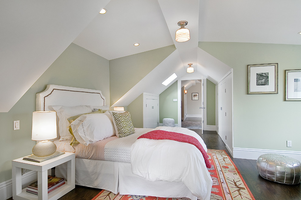 Inspiration för ett vintage sovrum, med gröna väggar