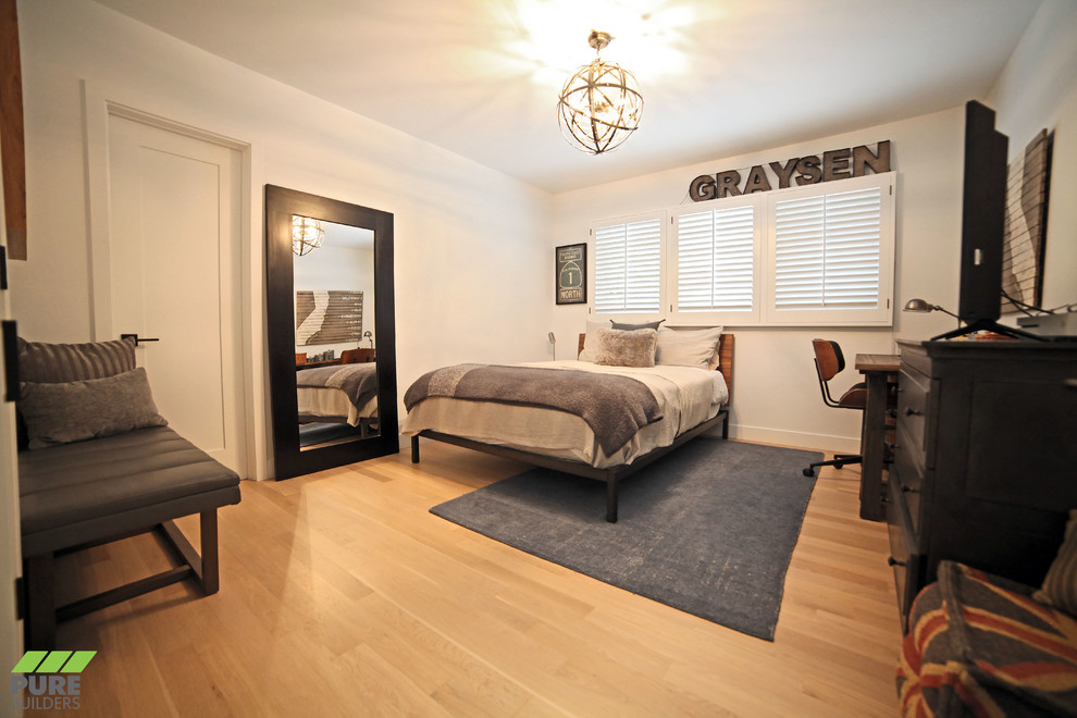 Idee per una camera da letto tradizionale di medie dimensioni con pareti bianche, parquet chiaro, nessun camino e pavimento beige