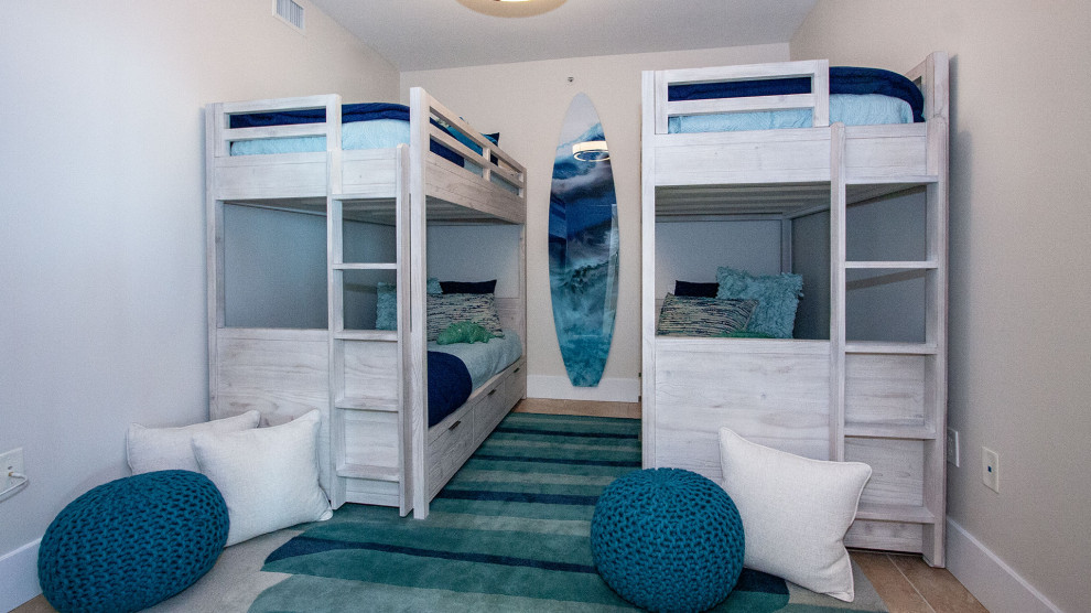 Foto di una piccola camera degli ospiti stile marinaro con pareti bianche, pavimento in gres porcellanato e pavimento beige