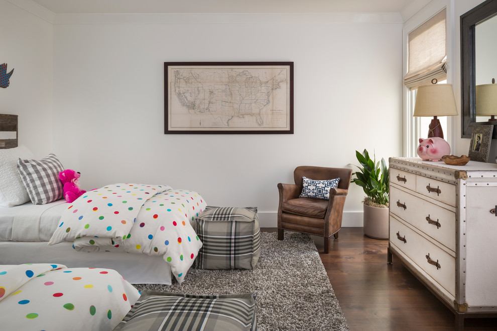 Immagine di una grande camera da letto stile loft minimalista con pareti bianche e parquet scuro