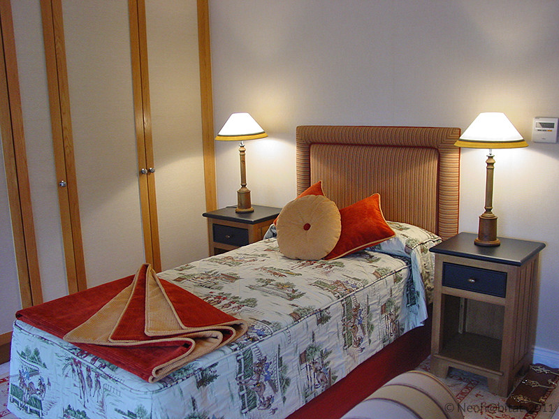 Modelo de habitación de invitados tradicional renovada de tamaño medio con paredes beige, moqueta y suelo beige