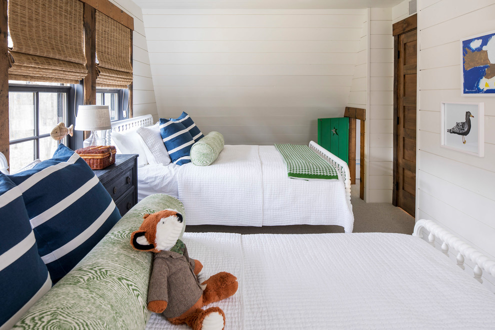 ミネアポリスにある広いラスティックスタイルのおしゃれな寝室 (白い壁、カーペット敷き、暖炉なし、ベージュの床)