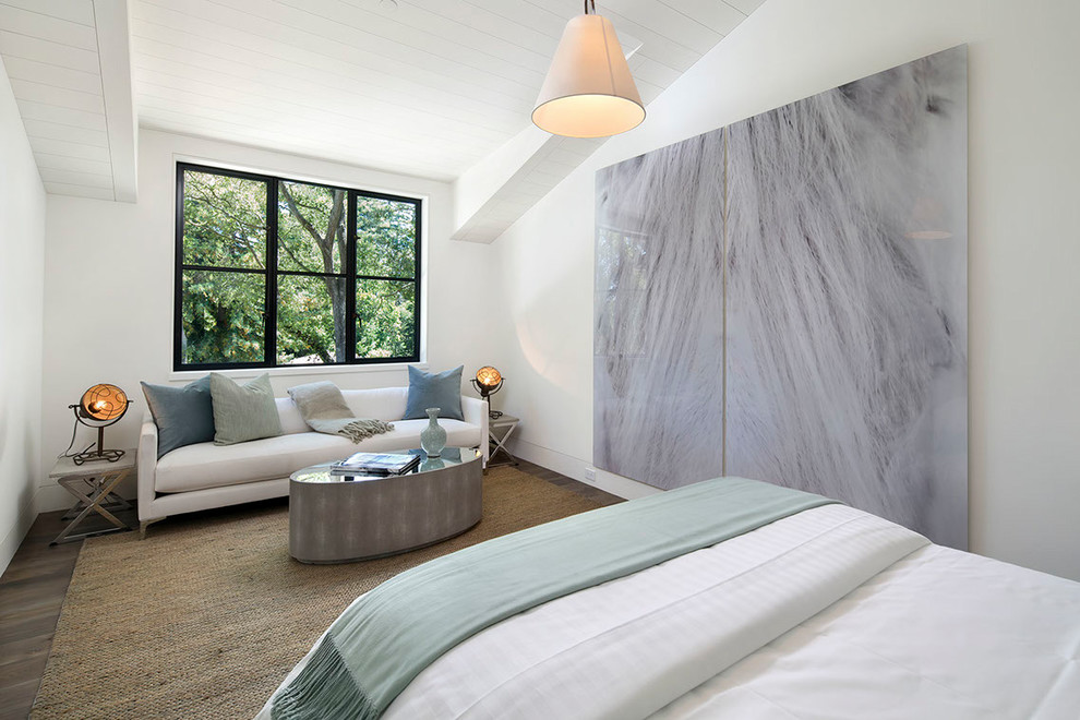 Свежая идея для дизайна: спальня среднего размера в стиле кантри с белыми стенами, паркетным полом среднего тона и коричневым полом - отличное фото интерьера