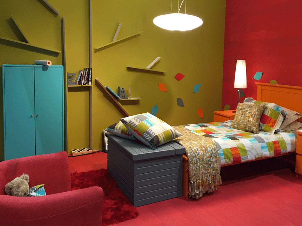 ダブリンにある中くらいなコンテンポラリースタイルのおしゃれな客用寝室 (マルチカラーの壁、赤い床、淡色無垢フローリング) のインテリア