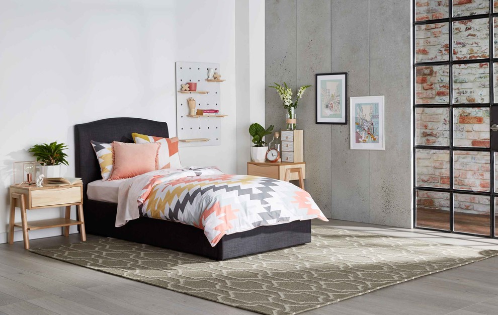 Diseño de habitación de invitados minimalista de tamaño medio con paredes blancas y suelo de madera clara