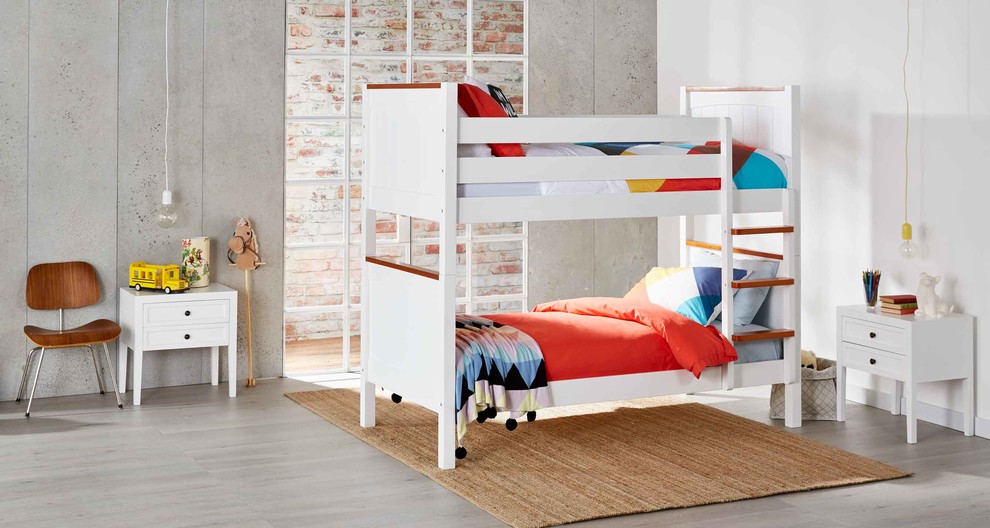 Ejemplo de habitación de invitados minimalista de tamaño medio con paredes blancas y suelo de madera clara