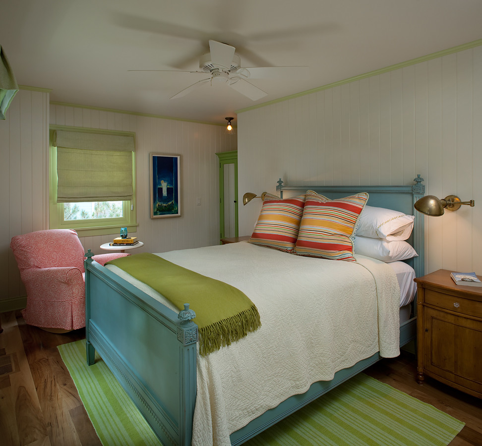 Foto de dormitorio marinero con paredes blancas y suelo de madera en tonos medios