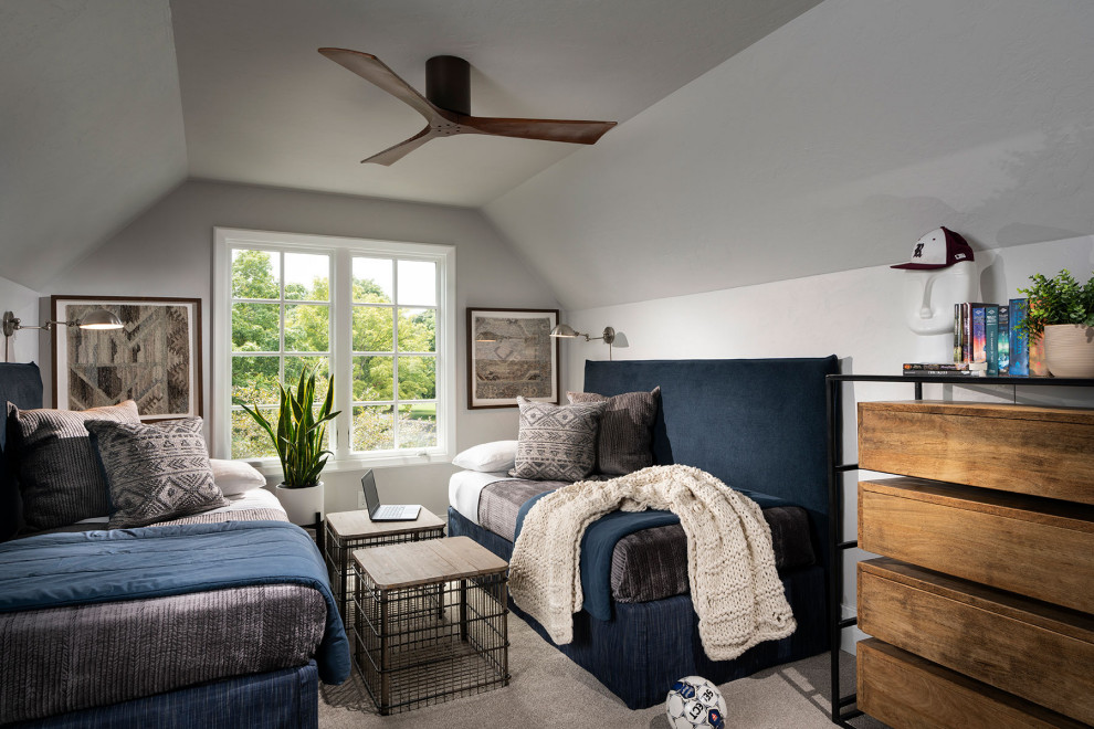 Großes Modernes Schlafzimmer im Loft-Style mit grauer Wandfarbe, Teppichboden und gewölbter Decke in Sonstige