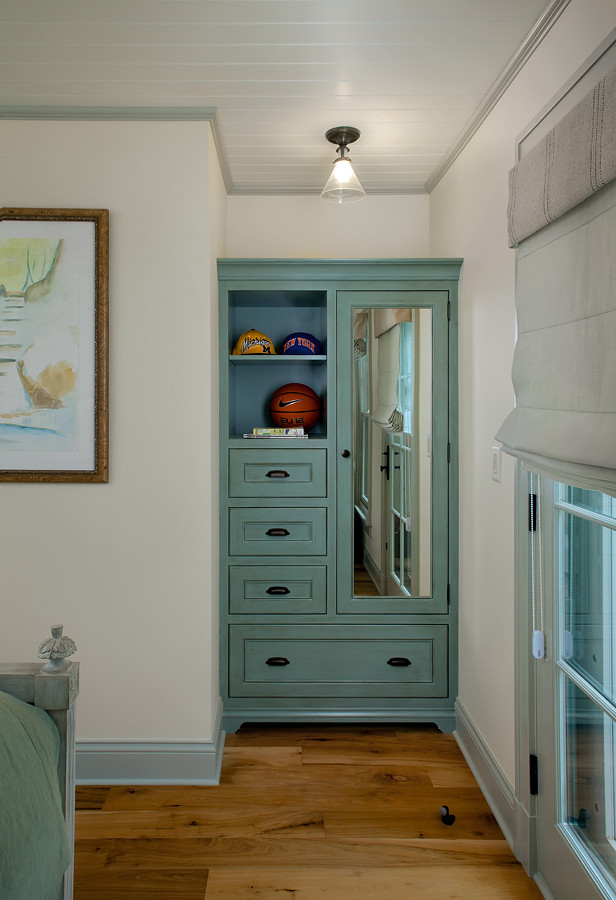 Diseño de dormitorio costero con paredes blancas y suelo de madera en tonos medios
