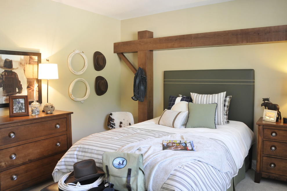 Immagine di una camera degli ospiti american style di medie dimensioni con pareti beige, moquette, nessun camino e pavimento grigio