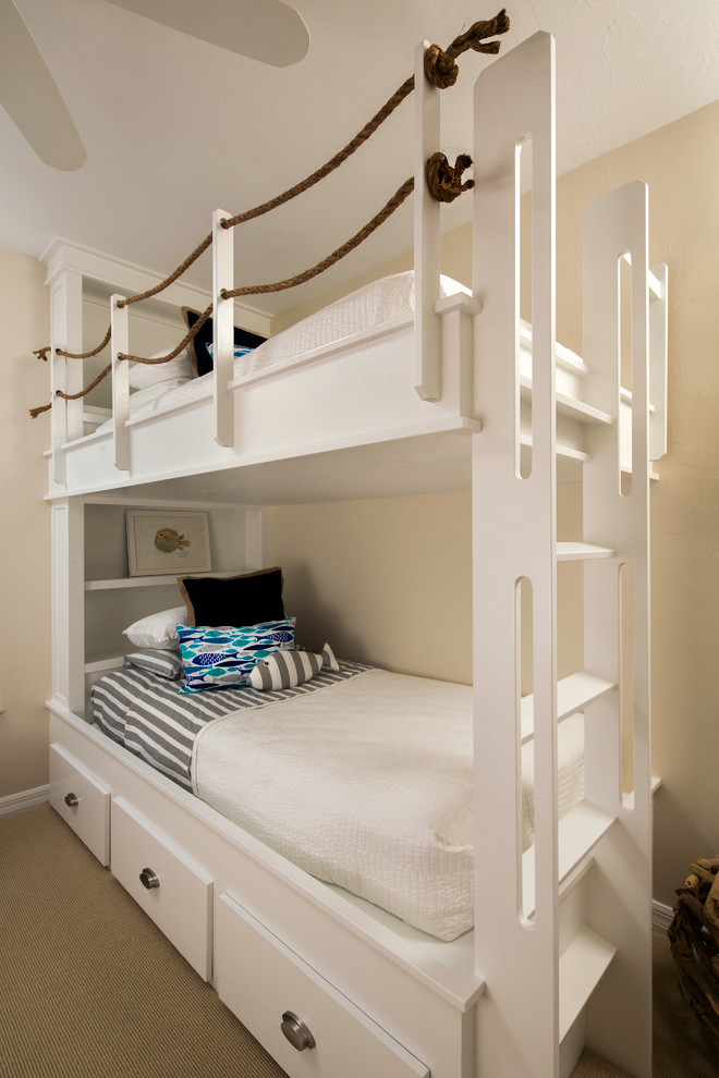Modelo de habitación de invitados marinera pequeña con paredes beige y moqueta