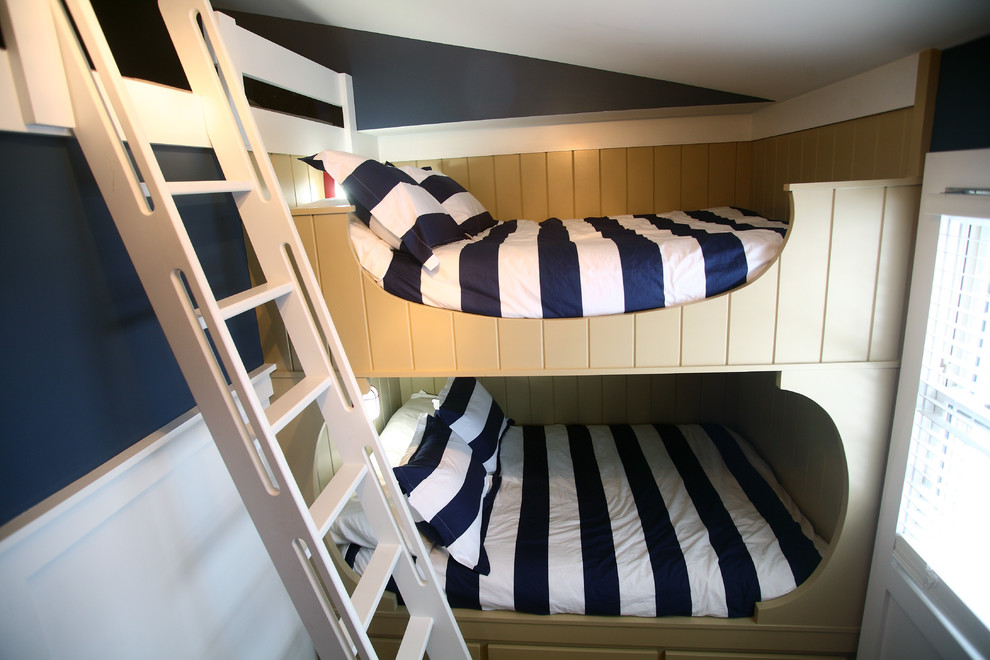 Foto på ett litet maritimt sovloft, med blå väggar och ljust trägolv