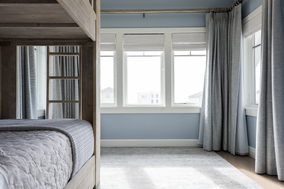 Стильный дизайн: гостевая спальня среднего размера, (комната для гостей) в морском стиле с синими стенами, паркетным полом среднего тона и коричневым полом без камина - последний тренд