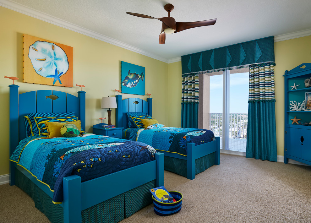 Foto de dormitorio costero con paredes amarillas y moqueta