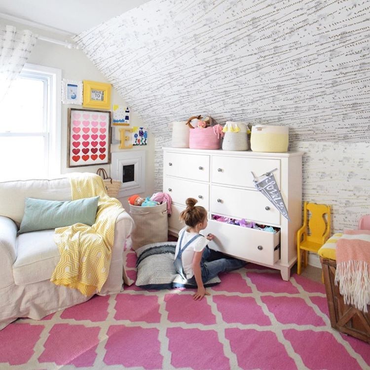 Mittelgroßes Eklektisches Schlafzimmer im Loft-Style mit grauer Wandfarbe und hellem Holzboden in New York