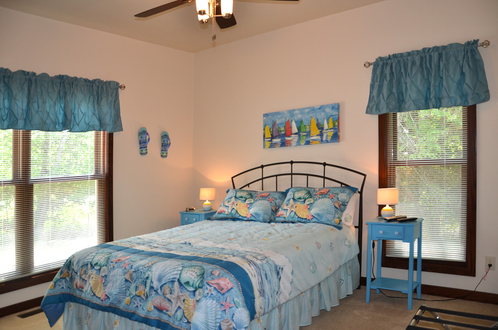 Foto di una camera degli ospiti chic di medie dimensioni con pareti beige, moquette, nessun camino e pavimento beige
