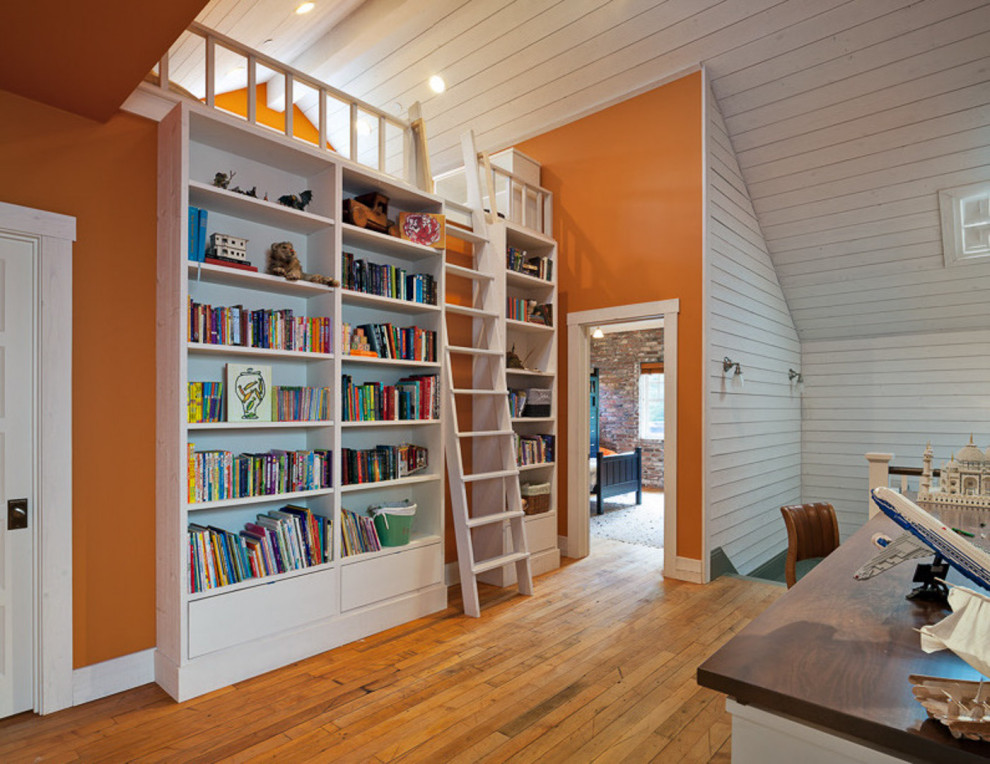 На фото: большая спальня на антресоли в классическом стиле с оранжевыми стенами, паркетным полом среднего тона, коричневым полом и сводчатым потолком без камина