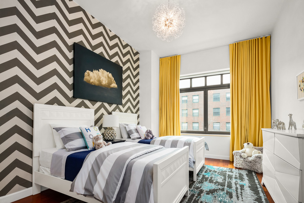 Ispirazione per una camera degli ospiti moderna di medie dimensioni con pareti grigie, pavimento in legno massello medio e pavimento marrone